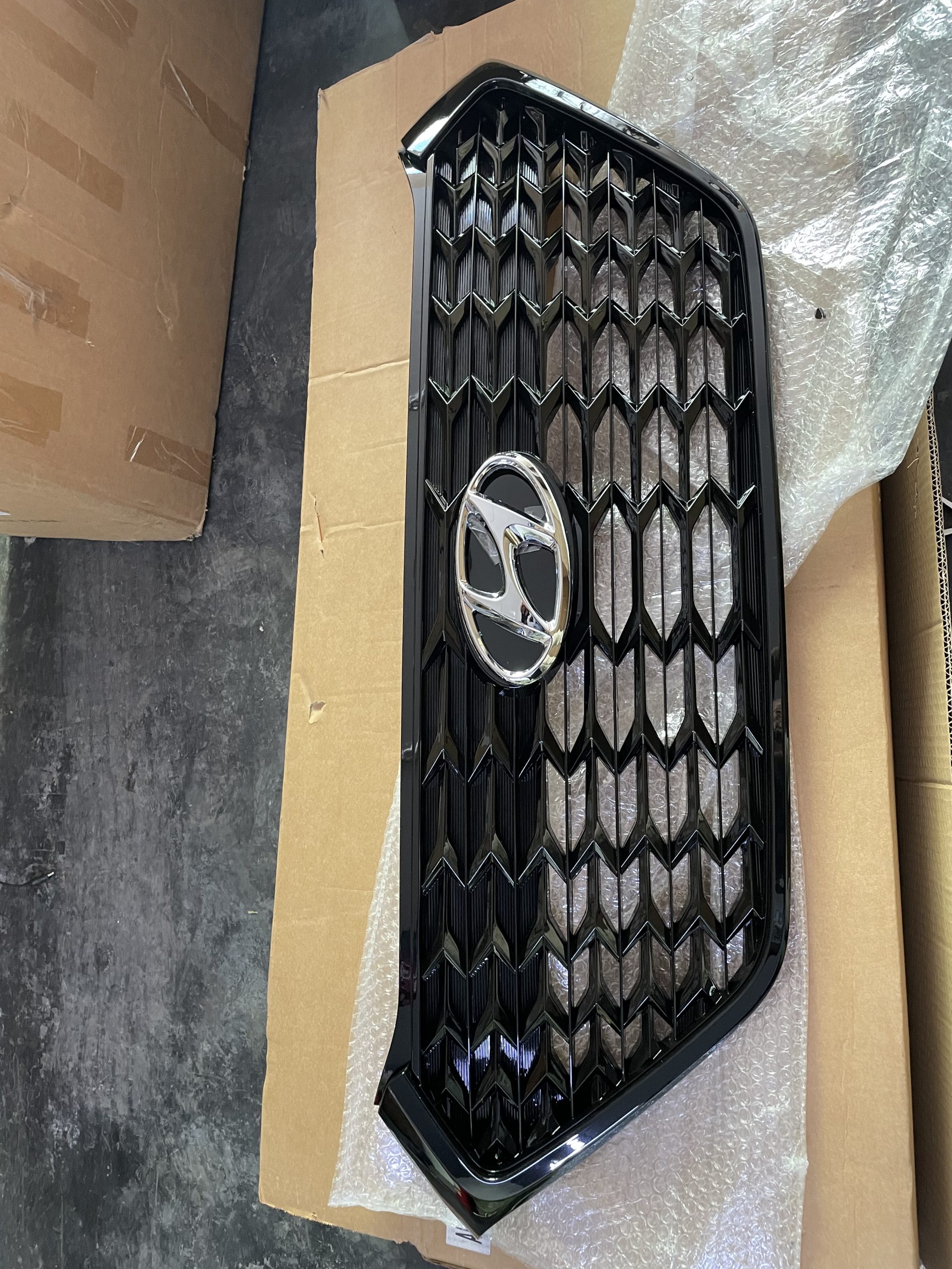 GRILL NEGRO TUCSON DELANTERO (1) HYUNDAI TUCSON 2016-2018 GRILL - PARRILLA NEGRO BRILLANTE