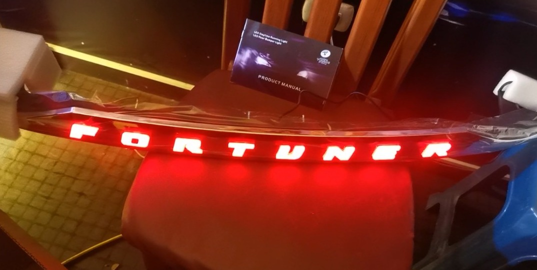 WhatsApp Image 2022-05-04 at 5.30.41 PM TOYOTA FORTUNER 2016-2020 V1 REGLA LED DE MALETERA CROMADO + 2 FUNCIONES