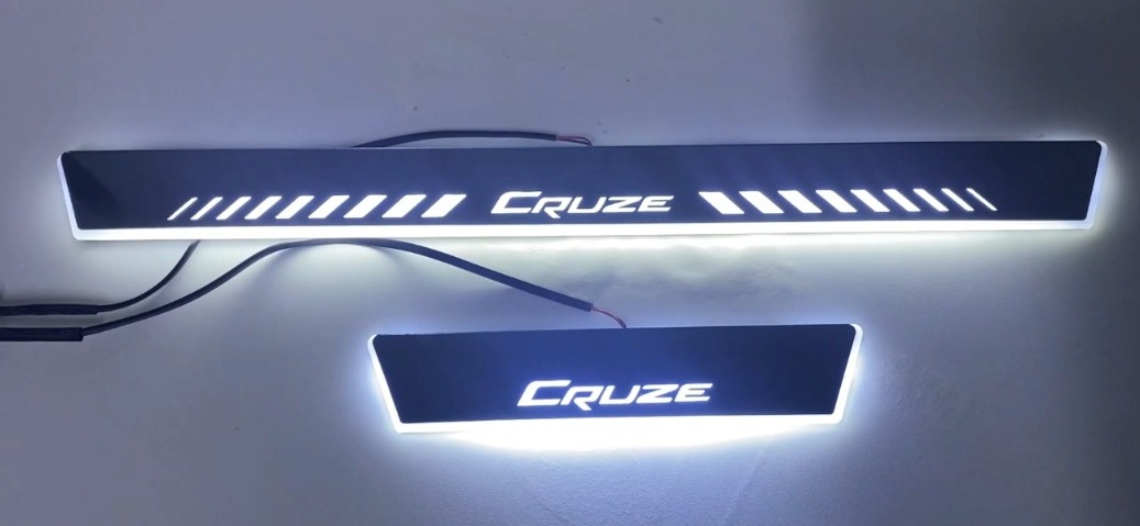 WhatsApp Image 2022-05-10 at 1.33.14 PM PISADERAS LED CHEVROLET CRUZE 2016-2020 BLANCO