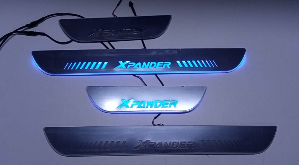 WhatsApp Image 2022-05-10 at 4.59.11 PM PISADERAS LED MITSUBISHI XPANDER 2020-2021 AZUL