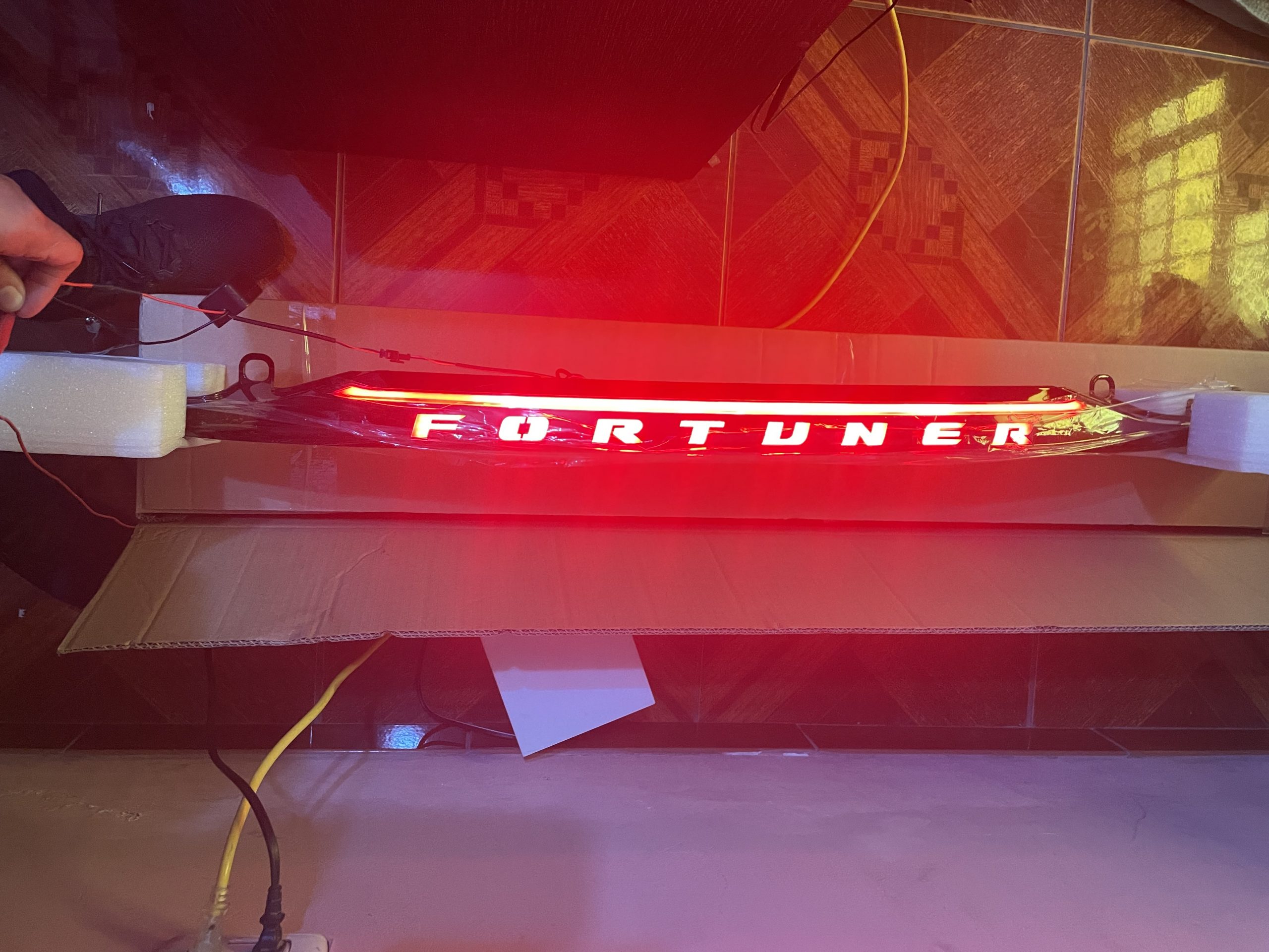 bisel de maletera -fortuner 2017-2018-autotuningperu-led (2) TOYOTA FORTUNER 2016-2020 V2 REGLA LED DE MALETERA NEGRO BRILLANTE + 2 FUNCIONES